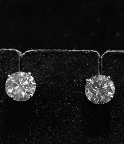 18 CT. WHITE GOLD ROUND BRILLIANT CUT SOLITAIRE DIAMOND STUDS