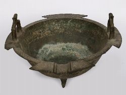 12TH-13TH CENTURY ISLAMIC BRONZE TRIPOD BOWL