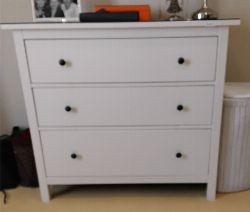 MODERN WHITE THREE-DRAWER CHEST