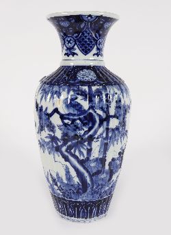 19TH-CENTURY JAPANESE BLUE AND WHITE VASE