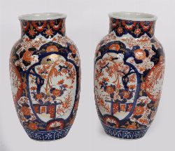 19TH-CENTURY PAIR OF JAPANESE IMARI VASES