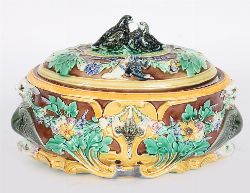 19TH-CENTURY WEDGWOOD MAJOLICA GAME PIE DISH WITH ORIGINAL LINER