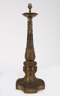 STRIKING ORNATE BRASS TABLE LAMP WITH FLUTED STEM RAISED ON CLAW FEET
