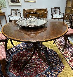 GEORGE III MAHOGANY AND SATINWOOD CROSSBANDED BREAKFAST CENTRE TABLE