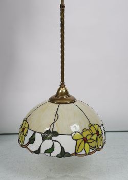 TIFFANY-STYLE HANGING LAMP WITH BRASS STEM